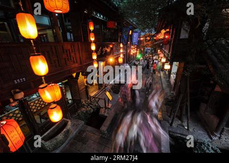 Bildnummer: 59726013  Datum: 22.05.2013  Copyright: imago/Xinhua (130529) -- 2013 (Xinhua) -- Photo taken on May 22, 2013 shows visitors take pictures in the Jinli folklore street in Chengdu, capital of southwest China s Sichuan Province. The 2013 Fortune Global Forum will be held in Chengdu from June 6 to June 8. Chengdu, a city known for its slow living pace, is developing into an international metropolis with its huge economic development potential as well as its special cultural environment. (Xinhua/Shen Hong)(wjq) CHINA-SICHUAN-CHENGDU-CITY LIFE (CN) PUBLICATIONxNOTxINxCHN Gesellschaft xs Stock Photo