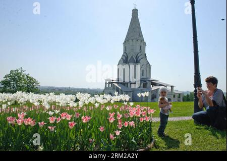 Bildnummer: 59756186  Datum: 16.05.2013  Copyright: imago/Xinhua (130603) -- MOSCOW, June 3, 2013 (Xinhua) -- Visitors take photos at the Church of Ascension at Kolomenskoye park in Moscow, Russia, May 16, 2012. The church was built in 1532 on the imperial estate of Kolomenskoye. As one of the earliest examples of a traditional wooden tent-roofed church on a stone and brick substructure, it has great influence on the development of Russian ecclesiastical architecture. (Xinhua/Jiang Kehong) (zhf) RUSSIA-MOSCOW-WORLD HERITAGE-CHURCH OF ASCENSION PUBLICATIONxNOTxINxCHN Kultur Architektur Kirche x Stock Photo