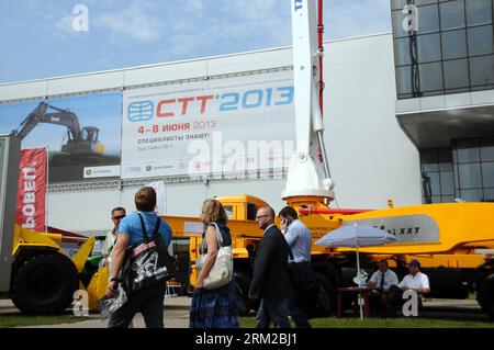 Bildnummer: 59776899  Datum: 05.06.2013  Copyright: imago/Xinhua (130605) -- MOSCOW, June 5, 2013 (Xinhua) -- Visitors walk past products on display during the CTT 2013 at CRUCOS exhibition centre in Moscow, Russia, June 5, 2013. The CTT 2013, which will last until June 8, kicked off on Tuesday and attracted 911 exhibitors from China, Finland, Germany and other countries. (Xinhua/Ding Yuan) (bxq) RUSSIA-MOSCOW-CONSTRUCTION MACHINERY EXHIBITION PUBLICATIONxNOTxINxCHN Wirtschaft x0x xkg 2013 quer      59776899 Date 05 06 2013 Copyright Imago XINHUA  Moscow June 5 2013 XINHUA Visitors Walk Past P Stock Photo