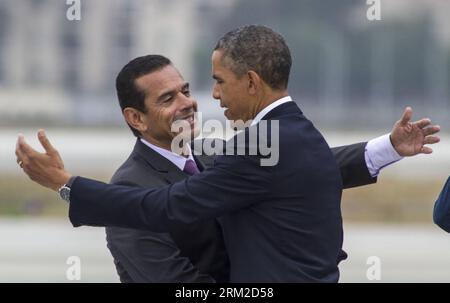 Bildnummer: 59791679  Datum: 07.06.2013  Copyright: imago/Xinhua (130607) -- LOS ANGELES, June 7, 2013 (Xinhua) -- U.S. President Barack Obama hugs Los Angeles Mayor Antonio Villaraigosa, as he arrives at Los Angeles International Airport in Los Angeles, on June 7, 2013, for a meeting with Chinese President Xi Jinping. (Xinhua/Zhao Hanrong) US-LOS ANGELES-POLITICS-OBAMA PUBLICATIONxNOTxINxCHN People Politik xcb x0x 2013 quer premiumd      59791679 Date 07 06 2013 Copyright Imago XINHUA  Los Angeles June 7 2013 XINHUA U S President Barack Obama Hugs Los Angeles Mayor Antonio Villaraigosa As he Stock Photo