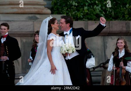 Bildnummer: 59793566  Datum: 08.06.2013  Copyright: imago/Xinhua (130608) -- STOCKHOLM, June 8, 2013 (Xinhua) -- The newly wed Swedish Princess Madeleine and U.S. banker Christopher O Neill kiss outside the Royal Chapel after their wedding ceremony in Stockholm, Sweden, on June 8, 2013. (Xinhua/Liu Yinan) SWEDEN-STOCKHOLM-ROYAL-PRINCESS-MARRIAGE PUBLICATIONxNOTxINxCHN Entertainment people Adel SWE Heirat Brautpaar xas x1x 2013 quer premiumd  o0 Familie, privat Frau Mann     59793566 Date 08 06 2013 Copyright Imago XINHUA  Stockholm June 8 2013 XINHUA The newly WED Swedish Princess Madeleine an Stock Photo
