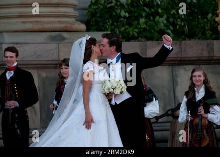 Bildnummer: 59793569  Datum: 08.06.2013  Copyright: imago/Xinhua (130608) -- STOCKHOLM, June 8, 2013 (Xinhua) -- The newly wed Swedish Princess Madeleine and U.S. banker Christopher O Neill kiss outside the Royal Chapel after their wedding ceremony in Stockholm, Sweden, on June 8, 2013. (Xinhua/Liu Yinan) SWEDEN-STOCKHOLM-ROYAL-PRINCESS-MARRIAGE PUBLICATIONxNOTxINxCHN Entertainment people Adel SWE Heirat Brautpaar xas x1x 2013 quer premiumd  o0 Familie, privat Frau Mann     59793569 Date 08 06 2013 Copyright Imago XINHUA  Stockholm June 8 2013 XINHUA The newly WED Swedish Princess Madeleine an Stock Photo