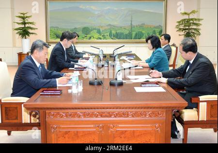 Bildnummer: 59797181  Datum: 09.06.2013  Copyright: imago/Xinhua (130610) -- SEOUL, June 10, 2013 (Xinhua) -- Head of the South Korean delegation Chun Hae-sung (2nd L) holds talks with Kim Song-Hye (2nd R), head of the delegation of the Democratic People s Republic of Korea (DPRK), at the Panmunjom border village June 9, 2013. South Korea and the DPRK have agreed to hold an inter-government meeting in Seoul, capital of South Korea, on June 12-13 to discuss issues between the two sides, media reported on June 10. (Xinhua/South Korean Unification Ministry) (yc) SOUTH KOREA-DPRK-TALKS PUBLICATION Stock Photo