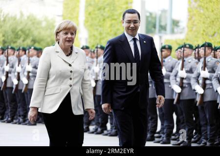 Bildnummer: 59802746  Datum: 10.06.2013  Copyright: imago/Xinhua BERLIN, June 10, 2013 - German chancellor Angela Merkel (L) and visiting Romania Prime Minister Victor-Viorel Ponta review the guard of honour, at the chancellery in Berlin, Germany, June 10, 2013. Romania Prime Minister Victor Ponta arrived in Berlin to pay a formal visit to Germany and hold talks with German Chancellor Angela Merkel to deliberate on strengthening bilateral economic and political relations. (Xinhua/Pan Xu) GERMANY-BERLIN-ROMANIA-VISIT PUBLICATIONxNOTxINxCHN People Politik premiumd x0x xkg 2013 quer     59802746 Stock Photo