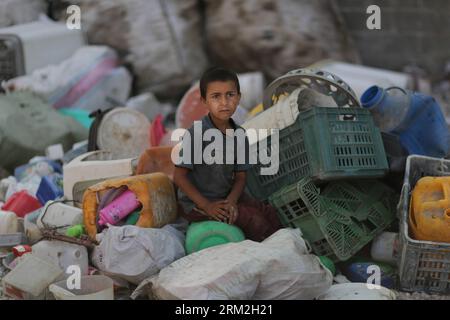 Bildnummer: 59835276  Datum: 14.06.2013  Copyright: imago/Xinhua (130614) -- GAZA, June 14, 2013 (Xinhua) -- A Palestinian boy works in collecting plastic and metal from waste in the northern Gaza Strip town of Beit Hanon on June 14, 2013. Boys search for scrap metal and plastic at streets to sell it. The International Labor Organization launched the World Day Against Child Labor in 2002, which falls on each June 12. (Xinhua/Wissam Nassar) MIDEAST-GAZA-CHILD-LABOR PUBLICATIONxNOTxINxCHN Gesellschaft Palästina Pälästinenser Kind Junge Armut kinderarmut Schrott Müll x0x xac 2013 quer      598352 Stock Photo
