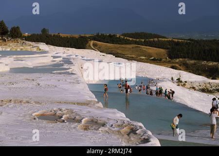 Bildnummer: 59844319  Datum: 16.06.2013  Copyright: imago/Xinhua (130617) -- DENIZILI,   2013 (Xinhua) -- Tourists visit the Pamukkale in Turkey on June 16, 2013. Pamukkale, meaning cotton castle in Turkish, is a natural site in Denizli Province in southwestern Turkey. The city contains hot springs and travertines, terraces of carbonate minerals left by the flowing water. It is located in Turkey s Inner Aegean region, in the River Menderes valley, which has a temperate climate for most of the year. The white castle is in total about 2,700 metres long, 600 metres wide and 160 metres high. It is Stock Photo