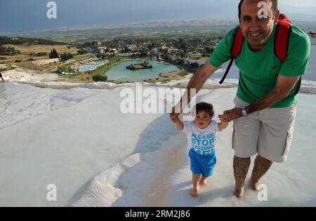 Bildnummer: 59844324  Datum: 16.06.2013  Copyright: imago/Xinhua (130617) -- DENIZILI,   2013 (Xinhua) -- A tourist visits the Pamukkale with a baby in Turkey on June 16, 2013. Pamukkale, meaning cotton castle in Turkish, is a natural site in Denizli Province in southwestern Turkey. The city contains hot springs and travertines, terraces of carbonate minerals left by the flowing water. It is located in Turkey s Inner Aegean region, in the River Menderes valley, which has a temperate climate for most of the year. The white castle is in total about 2,700 metres long, 600 metres wide and 160 metr Stock Photo