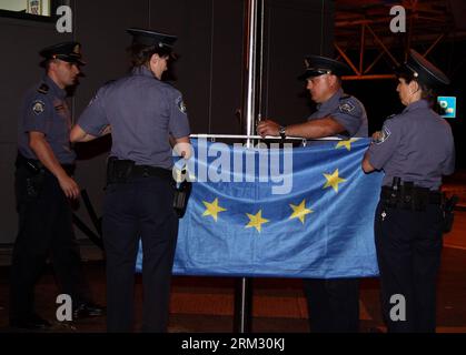 Bildnummer: 59923543  Datum: 01.07.2013  Copyright: imago/Xinhua (130701) -- GRADISKA, July 1, 2013 (Xinhua) -- Officers of the Croatian police prepare to raise the flag of the European Union at Gradiska border crossing with Bosnia and Herzegovina, early July 1, 2013. Croatia joined the European Union as the 28th member state on July 1, 2013. (Xinhua/Borislav Zdrinja) CROATIA-EU-BOSNIA AND HERZEGOVINA-BORDER PUBLICATIONxNOTxINxCHN Politik CRO EU Beitritt Mitglied xas x2x 2013 quer premiumd      59923543 Date 01 07 2013 Copyright Imago XINHUA   July 1 2013 XINHUA Officers of The Croatian Police Stock Photo