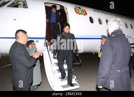 Bildnummer: 59969873  Datum: 03.07.2013  Copyright: imago/Xinhua LA PAZ, July 3, 2013 -- Bolivian President Evo Morales (C) arrives at El Alto Airport in La Paz department, Bolivia, on July 3, 2013. The plane of Bolivian President Evo Morales landed Wednesday in the airport of Brazil s northeastern city of Fortaleza, after a five-hour flight from Canary Islands, where the airplane made a refueling stop. The plane was rerouted by some European countries late Tuesday and remained in Vienna, Austria for more than 15 hours on suspicions that it was carrying U.S. whistleblower Edward Snowden. (Xinh Stock Photo