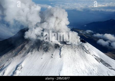 Bildnummer: 60107441  Datum: 10.07.2013  Copyright: imago/Xinhua (130711) -- PUEBLA, (Xinhua) -- Image provided by the Armed Navy Secretariat of Mexico (SEMAR) shows steam and ash rising from the crater of the Popocatepetl volcano in Puebla, Mexico, on July 10, 2013. According to the lastest report from the National Center for Disaster Prevention, during the last 24 hours there have been 39 moderate exhalations of low magnitude in the volcano, and the volcanic alert remains in Phase 3 yellow. (Xinhua/SEMAR) MEXICO-PUEBLA-ENVIRONMENT-VOLCANO PUBLICATIONxNOTxINxCHN Gesellschaft Vulkan Rauch Rauc Stock Photo