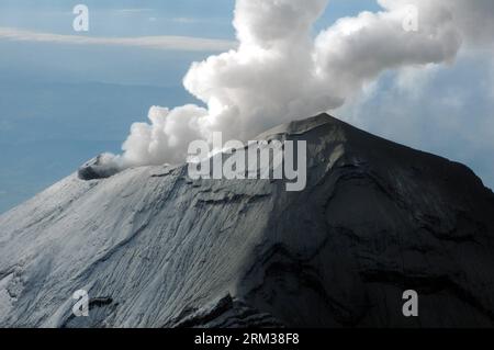 Bildnummer: 60107444  Datum: 10.07.2013  Copyright: imago/Xinhua (130711) -- PUEBLA, (Xinhua) -- Image provided by the Armed Navy Secretariat of Mexico (SEMAR) shows steam and ash rising from the crater of the Popocatepetl volcano in Puebla, Mexico, on July 10, 2013. According to the lastest report from the National Center for Disaster Prevention, during the last 24 hours there have been 39 moderate exhalations of low magnitude in the volcano, and the volcanic alert remains in Phase 3 yellow. (Xinhua/SEMAR) MEXICO-PUEBLA-ENVIRONMENT-VOLCANO PUBLICATIONxNOTxINxCHN Gesellschaft Vulkan Rauch Rauc Stock Photo
