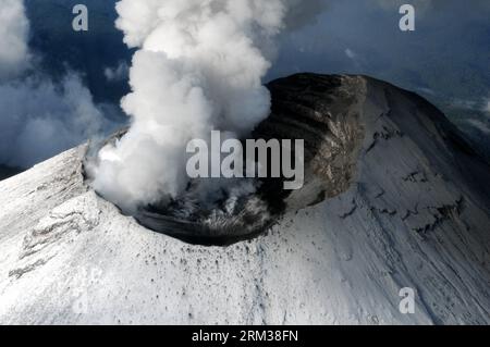 Bildnummer: 60107445  Datum: 10.07.2013  Copyright: imago/Xinhua (130711) -- PUEBLA, (Xinhua) -- Image provided by the Armed Navy Secretariat of Mexico (SEMAR) shows steam and ash rising from the crater of the Popocatepetl volcano in Puebla, Mexico, on July 10, 2013. According to the lastest report from the National Center for Disaster Prevention, during the last 24 hours there have been 39 moderate exhalations of low magnitude in the volcano, and the volcanic alert remains in Phase 3 yellow. (Xinhua/SEMAR) MEXICO-PUEBLA-ENVIRONMENT-VOLCANO PUBLICATIONxNOTxINxCHN Gesellschaft Vulkan Rauch Rauc Stock Photo