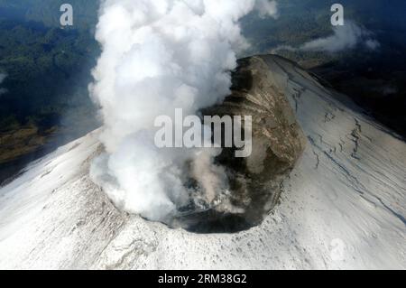 Bildnummer: 60107442  Datum: 10.07.2013  Copyright: imago/Xinhua (130711) -- PUEBLA, (Xinhua) -- Image provided by the Armed Navy Secretariat of Mexico (SEMAR) shows steam and ash rising from the crater of the Popocatepetl volcano in Puebla, Mexico, on July 10, 2013. According to the lastest report from the National Center for Disaster Prevention, during the last 24 hours there have been 39 moderate exhalations of low magnitude in the volcano, and the volcanic alert remains in Phase 3 yellow. (Xinhua/SEMAR) MEXICO-PUEBLA-ENVIRONMENT-VOLCANO PUBLICATIONxNOTxINxCHN Gesellschaft Vulkan Rauch Rauc Stock Photo