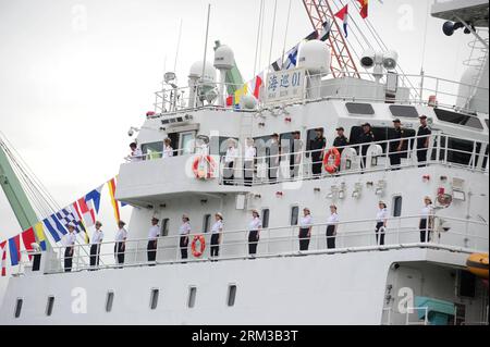 Bildnummer: 60122765  Datum: 14.07.2013  Copyright: imago/Xinhua (130714) -- JAKARTA, July 14, 2013 (Xinhua) -- Crew members stand on the deck of China s patrol and search-and-rescue vessel Haixun 01 at the Tanjung Priok port in Jakarta, Indonesia, July 14, 2013. China s patrol and search-and-rescue vessel Haixun 01 arrived at Jakarta on Sunday, commencing its goodwill visit to Indonesia for the next four days. (Xinhua/Zulkarnain) (djj) INDONESIA-JAKARTA-HAIXUN 01-VISIT PUBLICATIONxNOTxINxCHN Schiff Patrouillenschiff Marine xas x0x 2013 quer      60122765 Date 14 07 2013 Copyright Imago XINHUA