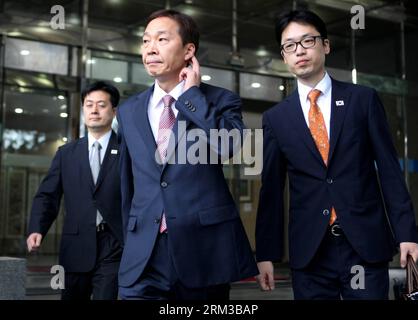 Bildnummer: 60124094  Datum: 15.07.2013  Copyright: imago/Xinhua Kim Ki-woong (C), head of the South Korea delegation, prepares to depart for Panmunjom with two other delegates in Seoul, South Korea, July 15, 2013. South Korea and the Democratic People s Republic of Korea (DPRK) on Monday started the third round of working-level talks at the Kaesong Industrial complex to discuss normalizing operation of the joint industrial zone. (Xinhua/Park Jin-hee) SOUTH KOREA-SEOUL-DPRK-KAESONG-THIRD ROUND TALKS PUBLICATIONxNOTxINxCHN Politik people Nordkorea Südkorea Industrie Wirtschaft Industriekomplex Stock Photo