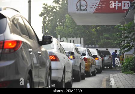 Bildnummer: 60157997  Datum: 19.07.2013  Copyright: imago/Xinhua (130719) -- Beijing, July 19, 2013 (Xinhua) -- Vehicles wait in line to fuel up at a gas station of Sinopec in Beijing, capital of China, July 19, 2013. According to National Development and Reform Commission, the retail price of gasoline and diesel oil in China will be raised by 325 Yuan (52.9 U.S.dollars) and 310 Yuan (50.5 U.S.dollars) per tonne respectively starting from July 20. (Xinhua/Zhao Dingzhe) (mt) CHINA-OIL PRICE-RISE (CN) PUBLICATIONxNOTxINxCHN Wirtschaft Tanken Benzin Benzinpreis xjh x0x premiumd 2013 quer      601 Stock Photo