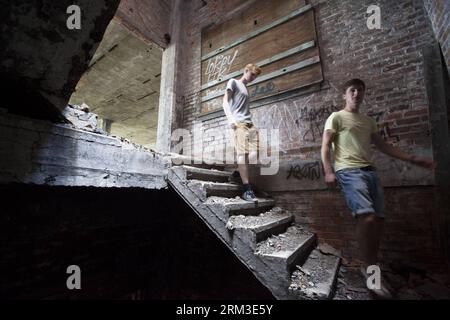 Bildnummer: 60161455  Datum: 19.07.2013  Copyright: imago/Xinhua DETROIT, July 19, 2013 - Two Belgian tourists explore the Packard Plant, an abandoned auto factory, in Detroit, midwest city of the United States, July 19, 2013. U.S. city Detroit filed for bankruptcy Thursday, making it the largest-ever municipal bankruptcy in U.S. history, local media reported. (Xinhua/Marcus DiPaola) US-DETROIT-PACKARD PLANT PUBLICATIONxNOTxINxCHN Gesellschaft Marode Immobilien Symbolfoto Pleite Stadt Ruine xdp x0x premiumd 2013 quer     60161455 Date 19 07 2013 Copyright Imago XINHUA Detroit July 19 2013 Two Stock Photo