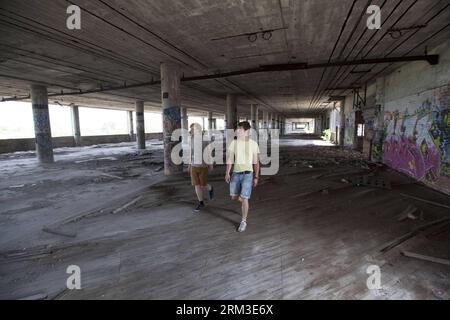 Bildnummer: 60161457  Datum: 19.07.2013  Copyright: imago/Xinhua DETROIT, July 19, 2013 - Two Belgian tourists explore the Packard Plant, an abandoned auto factory, in Detroit, midwest city of the United States, July 19, 2013. U.S. city Detroit filed for bankruptcy Thursday, making it the largest-ever municipal bankruptcy in U.S. history, local media reported. (Xinhua/Marcus DiPaola) US-DETROIT-PACKARD PLANT PUBLICATIONxNOTxINxCHN Gesellschaft Marode Immobilien Symbolfoto Pleite Stadt Ruine xdp x0x premiumd 2013 quer     60161457 Date 19 07 2013 Copyright Imago XINHUA Detroit July 19 2013 Two Stock Photo