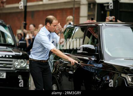 Bildnummer: 60178995  Datum: 23.07.2013  Copyright: imago/Xinhua (130723) -- LONDON, July 23, 2013 (Xinhua) -- Prince William (Front) enters his car to drive his wife Catherine, Duchess of Cambridge, and their baby Prince George Alexander Louis, outside the Lindo Wing of St Mary s Hospital with their baby Prince George Alexander Louis,, in central London, July 23, 2013. Britain s Duchess of Cambridge Kate gave birth to a boy Monday afternoon. (Xinhua/Bimal Gautam) UK-LONDON-ROYAL BABY PUBLICATIONxNOTxINxCHN People Entertainment Adel Königshaus Kate William Prinz GBR London Krankenhaus Familie Stock Photo