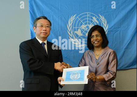 Bildnummer: 60194603  Datum: 24.07.2013  Copyright: imago/Xinhua (130725) -- NEW YORK, July 24, 2013 (Xinhua) -- China s Auditor-General, Liu Jiayi, accepts a peace prize at the United Nations headquarters in New York, NY on July 24, 2013. Liu was awarded the prize in recognition of his auditing work for UN peace-keeping operations. (Xinhua/Niu Xiaolei)(lrz) UN-NEW YORK-LIU JIAYI-UN-PEACE PRIZE PUBLICATIONxNOTxINxCHN People Politik Vereinte Nationen Ehrung x1x premiumd 2013 quer o0 Preisträger preisträgerin preis trophäe objekte friedenspreis     60194603 Date 24 07 2013 Copyright Imago XINHUA Stock Photo
