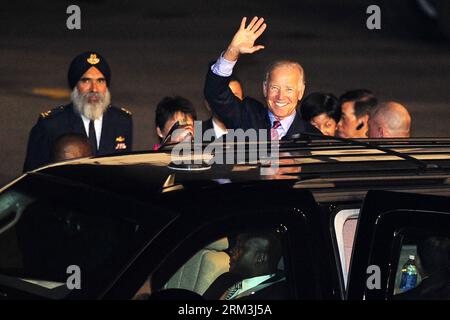 Bildnummer: 60197348  Datum: 25.07.2013  Copyright: imago/Xinhua (130725) -- SINGAPORE, July 25, 2013 (Xinhua) -- US Vice President Joseph Biden (C) waves his hand after his arrival at the Paya Lebar Airbase in Singapore on July 25, 2013. Biden arrived here Thursday from India to begin his two-day official visit to Singapore. (Xinhua/Then Chih Wey) SINGAPORE-US-BIDEN-ARRIVAL PUBLICATIONxNOTxINxCHN People Politik Joseph xns x0x 2013 quer premiumd      60197348 Date 25 07 2013 Copyright Imago XINHUA  Singapore July 25 2013 XINHUA U.S. Vice President Joseph Biden C Waves His Hand After His Arriva Stock Photo