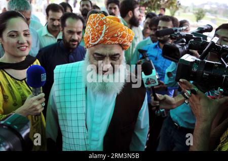Bildnummer: 60251631  Datum: 30.07.2013  Copyright: imago/Xinhua (130730) -- ISLAMABAD, July 30, 2013 (Xinhua) -- Maulana Fazal-ur-Rehman, chief of Pakistani Jamiat Ulema-i-Islam (JUI-F) party, arrives to cast his vote at the parliament house in Islamabad, capital of Pakistan, on July 30, 2013. Mamnoon Hussain, candidate of Pakistan s ruling party Pakistan Muslim League-Nawaz, has won the presidential election by a big margin, according to initial counting of the votes released by local media on Tuesday afternoon. (Xinhua/Ahmad Kamal)(zcc) PAKISTAN-ISLAMABAD-PRESIDENTIAL ELECTION PUBLICATIONxN Stock Photo
