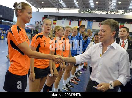 Bildnummer: 60272141  Datum: 31.07.2013  Copyright: imago/Xinhua CALI, July 31, 2013 - Image provided by Colombia s Presidency shows Colombian President Juan Manuel Santos (R) greeting atlhetes during his visit to the IX World Games 2013, in Cali City, Colombia, on July 31, 2013. (Xinhua/Colombia s Presidency) (rh) (ah) (SP)COLOMBIA-CALI-SPORTS-SANTOS PUBLICATIONxNOTxINxCHN People Politik xns x0x 2013 quer premiumd     60272141 Date 31 07 2013 Copyright Imago XINHUA Cali July 31 2013 Image provided by Colombia S Presidency Shows Colombian President Juan Manuel Santos r greeting  during His Vis Stock Photo