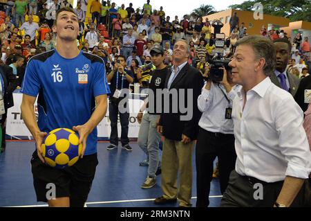 Bildnummer: 60272143  Datum: 31.07.2013  Copyright: imago/Xinhua CALI, July 31, 2013 - Image provided by Colombia s Presidency shows Colombian President Juan Manuel Santos (R) interacting with an atlhete during his visit to the IX World Games 2013, in Cali City, Colombia, on July 31, 2013. (Xinhua/Colombia s Presidency) (rh) (ah) (SP)COLOMBIA-CALI-SPORTS-SANTOS PUBLICATIONxNOTxINxCHN People Politik xns x0x 2013 quer premiumd     60272143 Date 31 07 2013 Copyright Imago XINHUA Cali July 31 2013 Image provided by Colombia S Presidency Shows Colombian President Juan Manuel Santos r interacting Wi Stock Photo