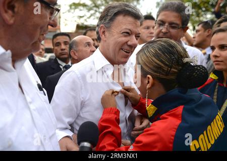 Bildnummer: 60272144  Datum: 31.07.2013  Copyright: imago/Xinhua CALI, July 31, 2013 - Image provided by Colombia s Presidency shows Colombian President Juan Manuel Santos (C) receiving a pin from an atlhete during his visit to the IX World Games 2013, in Cali City, Colombia, on July 31, 2013. (Xinhua/Colombia s Presidency) (rh) (ah) (SP)COLOMBIA-CALI-SPORTS-SANTOS PUBLICATIONxNOTxINxCHN People Politik xns x0x 2013 quer premiumd     60272144 Date 31 07 2013 Copyright Imago XINHUA Cali July 31 2013 Image provided by Colombia S Presidency Shows Colombian President Juan Manuel Santos C receiving Stock Photo