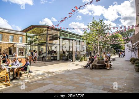 Duke of York Square. Stylish shopping hub offering high-end boutiques, restaurants with outdoor tables & an art gallery. Stock Photo