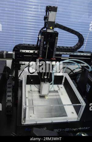 Bildnummer: 60335602  Datum: 07.08.2013  Copyright: imago/Xinhua (130807) -- HANGZHOU, Aug. 7, 2013 (Xinhua) -- The biomaterial 3D printer Regenovo prints tissues in the laboratory of Hangzhou Dianzi University in Hangzhou, capital of east China s Zhejiang Province, Aug. 7, 2013. Researchers in Hangzhou Dianzi University invented a biomaterial 3D printer called Regenovo in recent days, which could print out human tissues in smaller proportions. The printer has become the first 3D tissue printer with Independent Intellectual Property Rights (IIPR) in China. (Xinhua/Xu Yu) (zwx) CHINA-ZHEJIANG-H Stock Photo