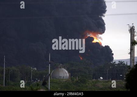Bildnummer: 60348279  Datum: 11.08.2013  Copyright: imago/Xinhua  PUERTO LA CRUZ,    Smoke rises from Petroleum of Venezuela (PDVSA) refinery of Puerto La Cruz, in Anzoategui state, Venezuela, on Aug. 11, 2013. According to local media, on Sunday afternoon a lightning hit a treatment lagoon of the refinery, causing the fire, without reports of victims until now. Residents who live in the proximities were evacuated, said Anzoategui s governor Aristobulo Isturiz. (Xinhua/Robert Aguilar/El Norte) (fnc) (sp) VENEZUELA-PUERTO LA CRUZ-ACCIDENT-REFINERY PUBLICATIONxNOTxINxCHN Wirtschaft Raffinerie Br Stock Photo