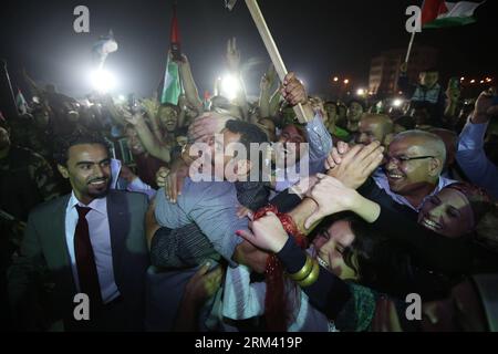 Bildnummer: 60355362  Datum: 14.08.2013  Copyright: imago/Xinhua (130814) -- RAMALLAH, Aug. 14, 2013 (Xinhua) -- A newly released Palestinian prisoner is greeted by relatives and friends after his arrival at the presidential headquarters in the West Bank city of Ramallah on August 14, 2013. Twenty-six Palestinian prisoners released by Israel arrived in the West Bank City of Ramallah and the Gaza Strip early Wednesday. (Xinhua/Fadi Arouri) MIDEAST-RAMALLAH-PRISONERS-RELEASE PUBLICATIONxNOTxINxCHN Gesellschaft Politik Israel Palästina Freilassung Gefangene xcb x0x 2013 quer premiumd      6035536 Stock Photo