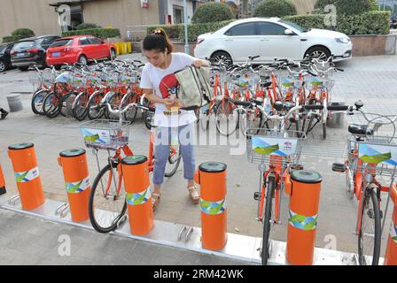 Bildnummer: 60362886  Datum: 16.08.2013  Copyright: imago/Xinhua (130816)-- NANJING, Aug. 16, 2013 (Xinhua) -- A citizen returns a bike at a stand for free rental of public bicycles in Nanjing, capital of China s Jiangsu Province, Aug. 16, 2013. A total of 75 rental stands and 2500 public bicycles have been undated in Hexi district of Nanjing since the preparation of the 2nd Asian Youth Games, whose opening ceremony will kick off Friday night. (Xinhua/Ding Haitao) (SP)ASIAN YOUTH GAMES-CHINA-NANJING-PUBLIC BICYCLES(CN) PUBLICATIONxNOTxINxCHN Gesellschaft Fahrrad Leihfahrrad Verleih xns x0x 201 Stock Photo