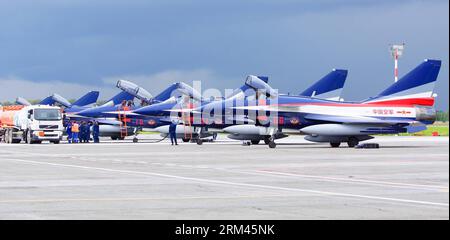 Bildnummer: 60380153  Datum: 20.08.2013  Copyright: imago/Xinhua J-10 jet fighters of the Bayi Aerobatic Team of the Chinese People s Liberation Army (PLA) Air Force are fueled in an airport in Russia, on Aug. 20, 2013. The Bayi Aerobatic Team arrived at the Ramenskoye Airport in Moscow on Tuesday to stage its first overseas airshow with J-10 jet fighters at the 11th Moscow Airshow between Aug. 27 and Sept. 1. (Xinhua/Shen Jinke) RUSSIA-MOSCOW-CHINA-AIRSHOW-J-10 PUBLICATIONxNOTxINxCHN Gesellschaft Militär Flugshow xsp x0x 2013 quer     60380153 Date 20 08 2013 Copyright Imago XINHUA J 10 Jet F Stock Photo