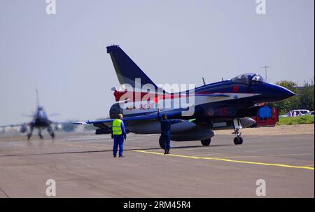 Bildnummer: 60380152  Datum: 20.08.2013  Copyright: imago/Xinhua A J-10 jet fighter of the Bayi Aerobatic Team of the Chinese People s Liberation Army (PLA) Air Force lands in Moscow, Russia, on Aug. 21, 2013. The Bayi Aerobatic Team arrived at the Ramenskoye Airport in Moscow on Tuesday to stage its first overseas airshow with J-10 jet fighters at the 11th Moscow Airshow between Aug. 27 and Sept. 1. (Xinhua/Shen Jinke) J-10 fighters of the August 1st Aerobatics Team of the Chinese People s Liberation Army (PLA) Air Force arrive at Ramenskoye Airport in Moscow, Russia, on Aug. 21, to take part Stock Photo