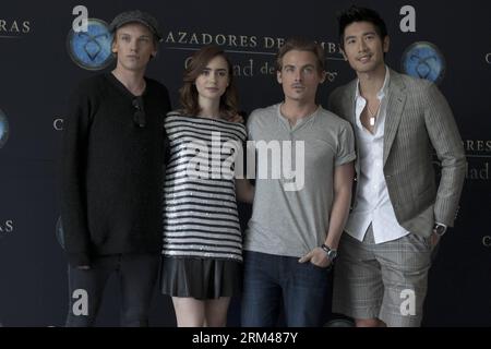 Bildnummer: 60395806  Datum: 26.08.2013  Copyright: imago/Xinhua (130826) -- MEXICO CITY, Aug. 26, 2013 (Xinhua) -- (L to R) Actors Jamie Campbell Bower, Lily Collins, Kevin Zegers and Godfrey Gao participate in a photographic shoot to promote the movie The Mortal Instruments: City of Bones in Mexico City, capital of Mexico, on Aug. 26, 2013. (Xinhua/Alejandro Ayala) MEXICO-MEXICO CITY-CINEMA-MORTAL INSTRUMENTS PUBLICATIONxNOTxINxCHN Entertainment People premiumd x0x xkg 2013 quer      60395806 Date 26 08 2013 Copyright Imago XINHUA  Mexico City Aug 26 2013 XINHUA l to r Actors Jamie Campbell Stock Photo