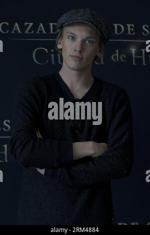 Bildnummer: 60395805  Datum: 26.08.2013  Copyright: imago/Xinhua (130826) -- MEXICO CITY, Aug. 26, 2013 (Xinhua) -- British actor Jaime Campbell Bower participates in a photographic shoot to promote the movie The Mortal Instruments: City of Bones in Mexico City, capital of Mexico, on Aug. 26, 2013. (Xinhua/Alejandro Ayala) MEXICO-MEXICO CITY-CINEMA-MORTAL INSTRUMENTS PUBLICATIONxNOTxINxCHN Entertainment People premiumd x0x xkg 2013 hoch      60395805 Date 26 08 2013 Copyright Imago XINHUA  Mexico City Aug 26 2013 XINHUA British Actor Jaime Campbell Bower participates in a Photographic Shoot to Stock Photo