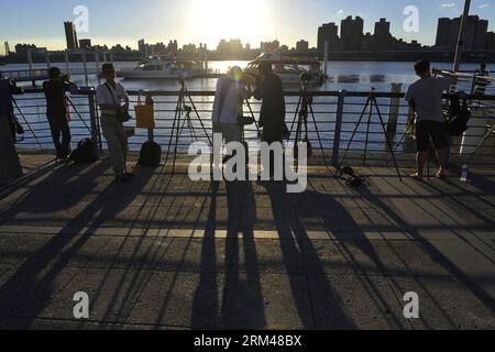 Bildnummer: 60398121  Datum: 27.08.2013  Copyright: imago/Xinhua (130827) -- TAIPEI, Aug. 27, 2013 (Xinhua) -- Tourists take photos of the sunset by the Dadaocheng Wharf in Taipei, southeast China s Taiwan, Aug. 27, 2013. Dadaocheng was an important trading port in the 19th century, and is now a tourist attraction and shopping area. (Xinhua/Lu Peng) (mp) CHINA-TAIPEI-DADAOCHENG-SCENERY (CN) PUBLICATIONxNOTxINxCHN xas x0x 2013 quer      60398121 Date 27 08 2013 Copyright Imago XINHUA  Taipei Aug 27 2013 XINHUA tourists Take Photos of The Sunset by The  Wharf in Taipei South East China S TAIWAN Stock Photo