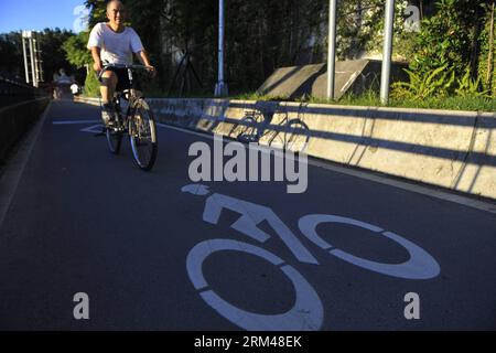 Bildnummer: 60398122  Datum: 27.08.2013  Copyright: imago/Xinhua (130827) -- TAIPEI, Aug. 27, 2013 (Xinhua) -- An old man rides a bike along the Dadaocheng Wharf in Taipei, southeast China s Taiwan, Aug. 27, 2013. Dadaocheng was an important trading port in the 19th century, and is now a tourist attraction and shopping area. (Xinhua/Lu Peng) (mp) CHINA-TAIPEI-DADAOCHENG-SCENERY (CN) PUBLICATIONxNOTxINxCHN xas x0x 2013 quer      60398122 Date 27 08 2013 Copyright Imago XINHUA  Taipei Aug 27 2013 XINHUA to Old Man Rides a Bike Along The  Wharf in Taipei South East China S TAIWAN Aug 27 2013  wha Stock Photo