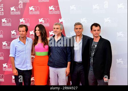 Bildnummer: 60402700  Datum: 28.08.2013  Copyright: imago/Xinhua (130828) -- VENICE, Aug. 28, 2013 (Xinhua) -- (L to R) Producer David Heyman, U.S. actress Sandra Bullock, Mexican director Alfonso Cuaron, U.S. actor George Clooney and Mexican screenwriter Jonas Cuaron pose during the photocall of the movie Gravity on the opening day of the 70th Venice International Film Festival in Venice, Aug. 28, 2013. The festival opened on Wednesday with the global premiere of Gravity screened in 3D at the Lido island of Venice in Italy. (Xinhua/Xu Nizhi) ITALY-VENICE-FILM FESTIVAL-GRAVITY PUBLICATIONxNOTx Stock Photo