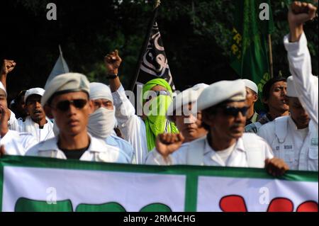 Bildnummer: 60429201  Datum: 03.09.2013  Copyright: imago/Xinhua (130903) -- JAKARTA, Sept. 3, 2013 (Xinhua) -- Protesters from the Forum of Muslims shout slogans during a rally to refuse Miss World Pageant event that will be held in Indonesia this September 2013 in Jakarta, Indonesia, Sept. 3, 2013. (Xinhua/Veri Sanovri) INDONESIA-JAKARTA-MISS WORLD PAGEANT-RALLY PUBLICATIONxNOTxINxCHN xcb x2x 2013 quer  o0 Demo Protest Misswahl Schönheitswettbewerb Gegner Islam     60429201 Date 03 09 2013 Copyright Imago XINHUA  Jakarta Sept 3 2013 XINHUA protesters from The Forum of Muslims Shout Slogans d Stock Photo