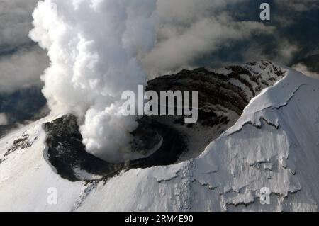 Bildnummer: 60443750  Datum: 06.09.2013  Copyright: imago/Xinhua Image provided by the Armed Navy Secretariat of Mexico (SEMAR) shows steam and ash rising from the crater of the Popocatepetl volcano in Puebla, Mexico, on Sept. 6, 2013. According to the lastest report from the National Center for Disaster Prevention (CENAPRED), during the last 24 hours there have been 37 exhalations of low intensity in the volcano, and the volcanic alert remains at yellow Phase 2. (Xinhua/SEMAR) MEXICO-PUEBLA-ENVIRONMENT-POPOCATEPETL VOLCANO PUBLICATIONxNOTxINxCHN Gesellschaft Vulkan aktiv Asche Rauch Qualm xns Stock Photo