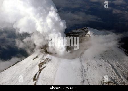 Bildnummer: 60443752  Datum: 06.09.2013  Copyright: imago/Xinhua Image provided by the Armed Navy Secretariat of Mexico (SEMAR) shows steam and ash rising from the crater of the Popocatepetl volcano in Puebla, Mexico, on Sept. 6, 2013. According to the lastest report from the National Center for Disaster Prevention (CENAPRED), during the last 24 hours there have been 37 exhalations of low intensity in the volcano, and the volcanic alert remains at yellow Phase 2. (Xinhua/SEMAR) MEXICO-PUEBLA-ENVIRONMENT-POPOCATEPETL VOLCANO PUBLICATIONxNOTxINxCHN Gesellschaft Vulkan aktiv Asche Rauch Qualm xns Stock Photo