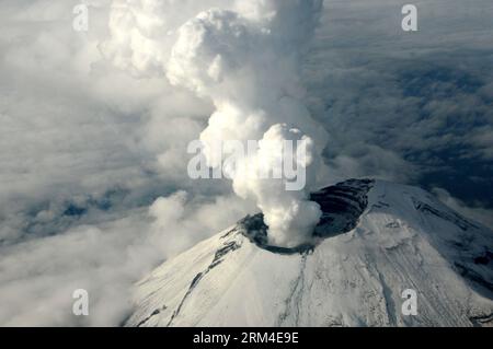 Bildnummer: 60443753  Datum: 06.09.2013  Copyright: imago/Xinhua Image provided by the Armed Navy Secretariat of Mexico (SEMAR) shows steam and ash rising from the crater of the Popocatepetl volcano in Puebla, Mexico, on Sept. 6, 2013. According to the lastest report from the National Center for Disaster Prevention (CENAPRED), during the last 24 hours there have been 37 exhalations of low intensity in the volcano, and the volcanic alert remains at yellow Phase 2. (Xinhua/SEMAR) MEXICO-PUEBLA-ENVIRONMENT-POPOCATEPETL VOLCANO PUBLICATIONxNOTxINxCHN Gesellschaft Vulkan aktiv Asche Rauch Qualm xns Stock Photo