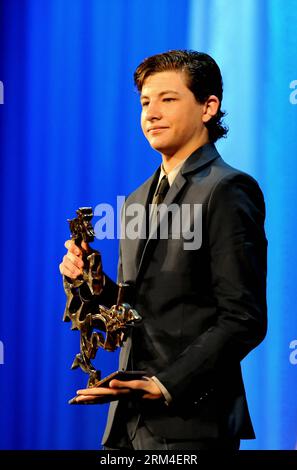 Bildnummer: 60446799  Datum: 07.09.2013  Copyright: imago/Xinhua Actor Tye Sheridan poses with the Marcello Mastroianni Award for the Best Young Actor or Actress he received for the movie Joe during the award ceremony of the 70th Venice Film Festival in Venice, Italy, Sept. 7, 2013. (Xinhua/Xu Nizhi) ITALY-VENICE-FILM FESTIVAL-AWARDS PUBLICATIONxNOTxINxCHN Kultur Entertainment People Film 70 Internationale Filmfestspiele Venedig Preisverleihung Preisträger Trophäe xas x0x 2013 hoch premiumd     60446799 Date 07 09 2013 Copyright Imago XINHUA Actor Tye Sheridan Poses With The Marcello Mastroian Stock Photo