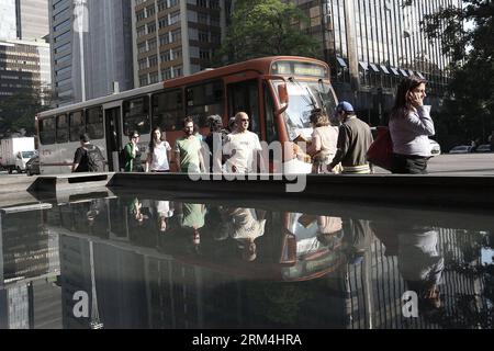 Bildnummer: 60466858  Datum: 11.09.2013  Copyright: imago/Xinhua (130912) -- SAO PAULO, Sept. 11, 2013 (Xinhua) -- Residents walk on the Paulista Avenue in Sao Paulo, Brazil, on Sept. 11, 2013. The protests in June against the price rising of public transportation led to a series of demonstrations in the whole country demanding better public services, investment in education and health. (Xinhua/Rahel Patrasso) (syq) BRAZIL-SAO PAULO-TRANSPORTATION PUBLICATIONxNOTxINxCHN Gesellschaft xbs x2x 2013 quer o0 Verkehr Straße     60466858 Date 11 09 2013 Copyright Imago XINHUA  Sao Paulo Sept 11 2013 Stock Photo