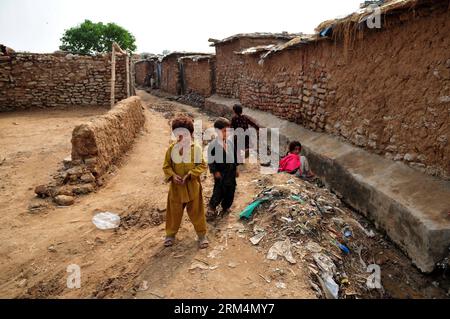 Bildnummer: 60489577  Datum: 17.09.2013  Copyright: imago/Xinhua ISLAMABAD,  -- Afghan refugee children play on the outskirts of Islamabad, capital of Pakistan on Sept. 17, 2013. Pakistan hosts over 1.6 million registered Afghan refugees, with thousands living without electricity, tap water and other basic services, according to the U.N. refugee agency. (Xinhua/Ahmad Kamal)(lrz) PAKISTAN-ISLAMABAD-AFGHAN REFUGEES PUBLICATIONxNOTxINxCHN Gesellschaft x2x xkg 2013 quer premiumd o0 Flüchtlinge Kind Flüchtlingskinder     60489577 Date 17 09 2013 Copyright Imago XINHUA Islamabad Afghan Refugee Child Stock Photo