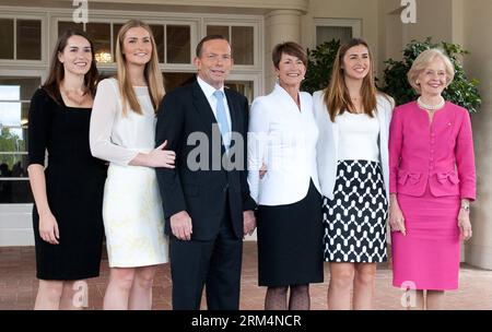Bildnummer: 60491903  Datum: 18.09.2013  Copyright: imago/Xinhua (130918) -- CANBERRA, (Xinhua) -- Tony Abbott (L3) poses for photos with daughters Bridget, Frances, Louise, his wife Margie and Governor General Quentin Bryce(R1) after he was sworn in as the 28th prime minister of Australia in Canberra, Australia, Sept. 18, 2013. (Xinhua/Bai Xue) AUSTRALIA-POLITICS-NEW PM PUBLICATIONxNOTxINxCHN People Politik premiumd Aufmacher x1x xkg 2013 quer o0 Familie privat Frau Ehefrau Tochter Kind     60491903 Date 18 09 2013 Copyright Imago XINHUA  Canberra XINHUA Tony Abbott L3 Poses for Photos With D Stock Photo