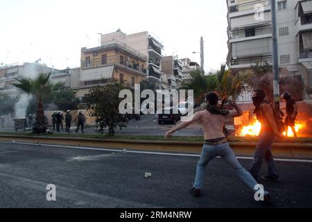 Bildnummer: 60495326  Datum: 18.09.2013  Copyright: imago/Xinhua (130918) -- ATHENS, Sept. 18, 2013 (Xinhua) -- Protestors clash with anti-riot police in Keratsini, Sept. 18, 2013. Clashes between protesters and police officers have been spread all over Keratsini, Peiraius, due to the murder of Greek anti-fascist rapper Paul Fyssas last night, which is related to the neo-fascist Chryssi Avgi (Golden Dawn) party. have gathered at the spot where the murder took place, yelling and shouting against both Golden Dawn party and the police forces. (Xinhua/Marios Lolos) GREECE-UNREST-PROTEST-POLICE-EXT Stock Photo